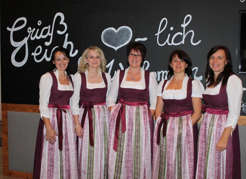 Bibliotheksteam Teamfrauen im Dirndl Gruppenfoto