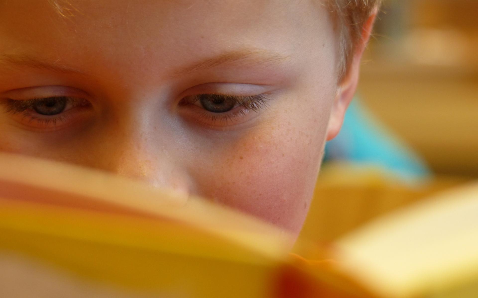 Symboldbild: Lesender Junge